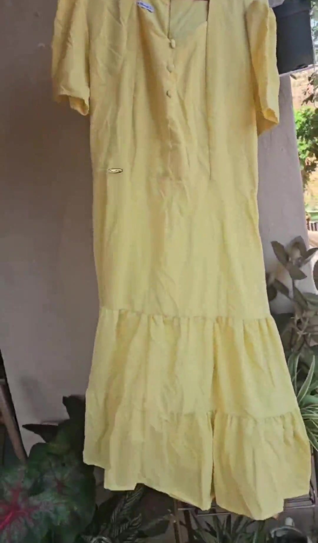 Vestido Longo Amarelo com Botões e Barra Dupla