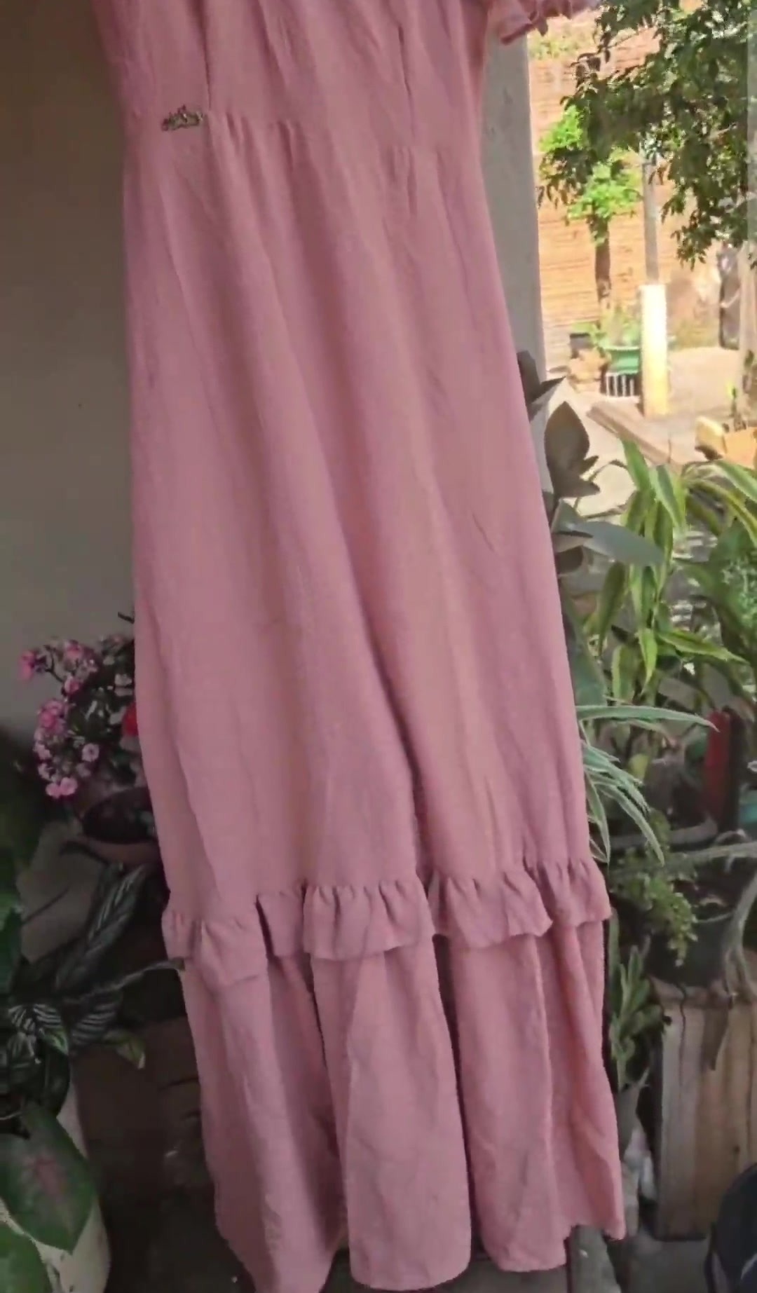 Vestido Longo Rosa Antigo Liso com Babado na Barra