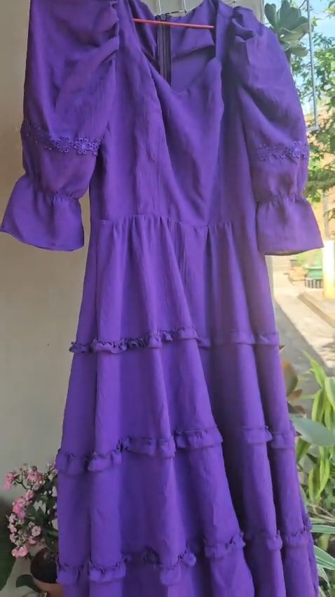 Vestido Longo Roxo com Renda nas Mangas