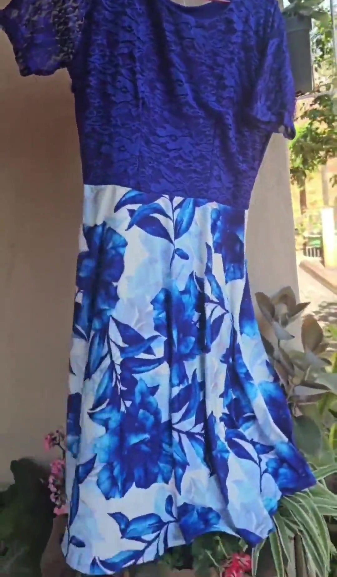 Vestido Evasê Floral Azul com Blusa Rendada