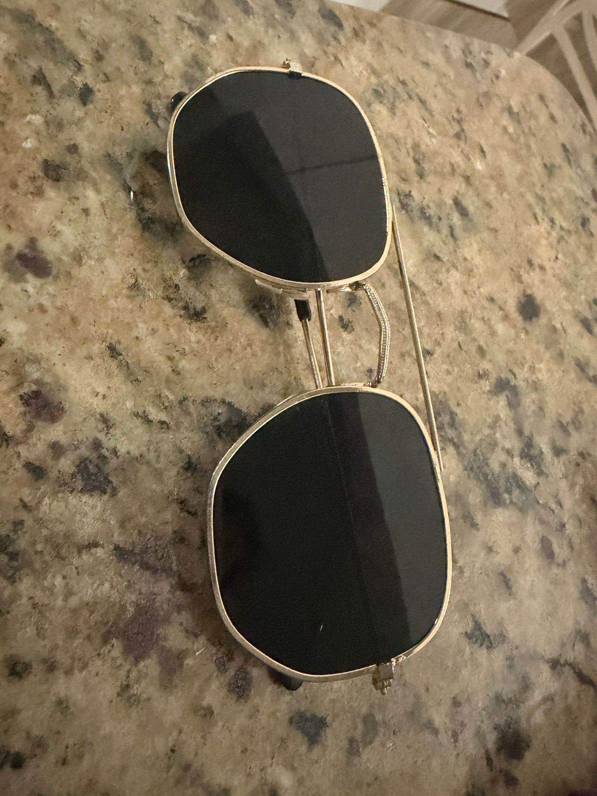 Óculos de Sol Aviador Dourado com Estojo