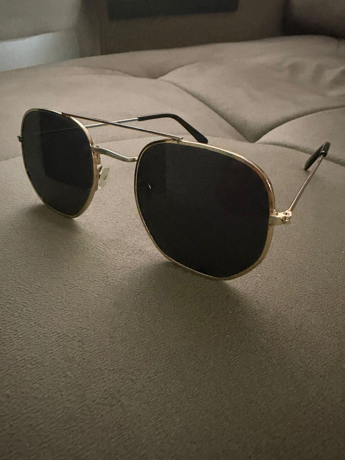 Óculos de Sol Aviador Dourado com Estojo