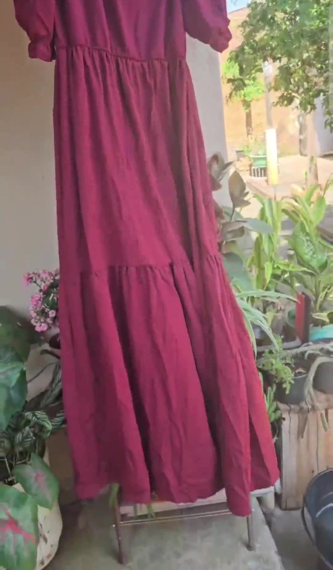 Vestido Vinho com Decote V Contrastante